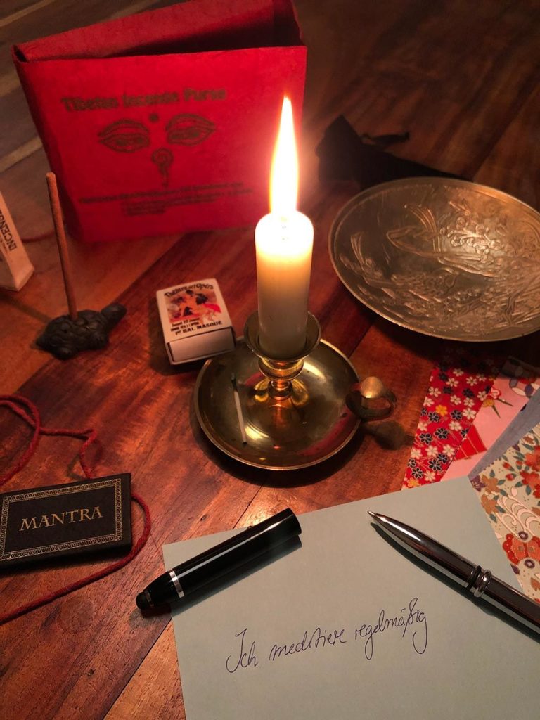 Silvester Rituale wie Bleigießen, Vorsätze aufschreiben, etc. auf dem Bild ist eine Kerze mit Streichhölzern, ein Zettel und ein Kugelschreiber