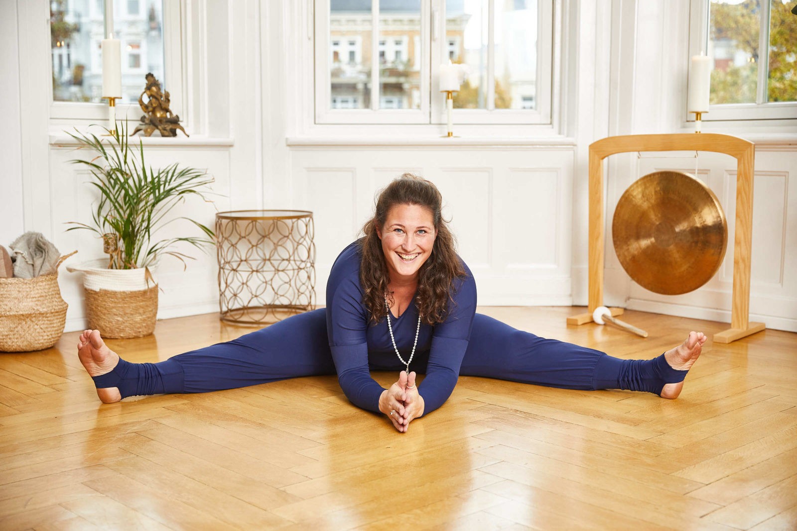 Wurderbar unperfekt Yogini dehnt sich und lächelt, sie steht für Body positivity und mentale Gesundheit