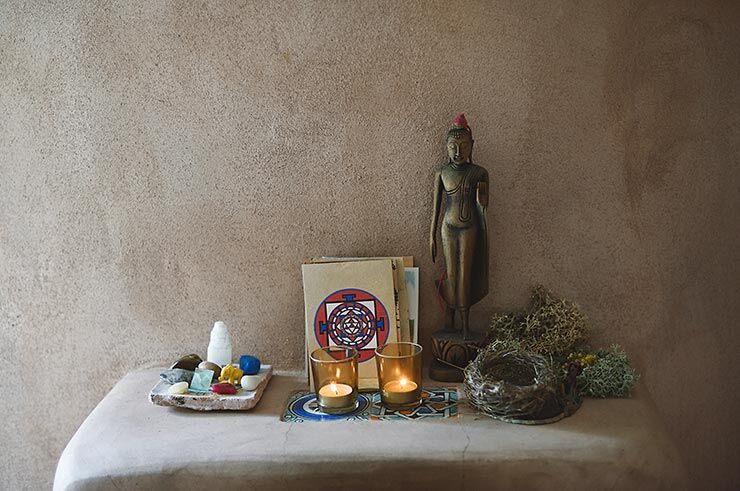 Buddha-Altar mit Figuren, Kerzen, Ayurveda, Zeichnungen und Halbedelsteinen