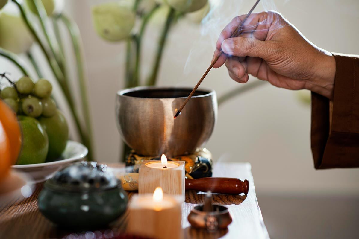 Yoga Altar mit Kerzen, Räucherstäbchen und Früchten
