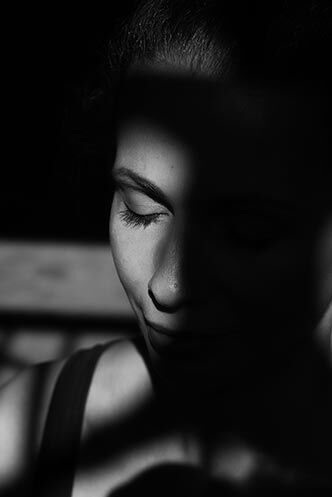 Yoga ist eine Reise Yoga ist eine Reise, Nahaufnahme des entspannten Gesichts einer Yogini