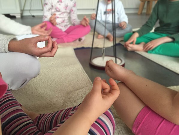 Bedeutung der Finger Yogis sitzen in einem Kreis im Schneidersitz und formen Mudras mit den Händen