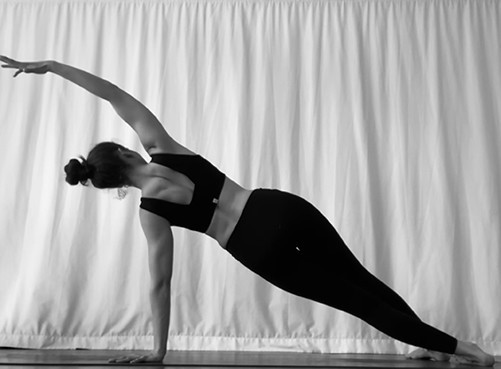 Me Time Fotoreihe 2 Frau macht Yoga