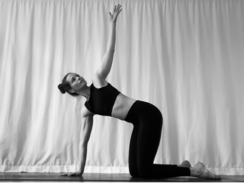 Me Time Fotoreihe 3 Frau macht Yoga
