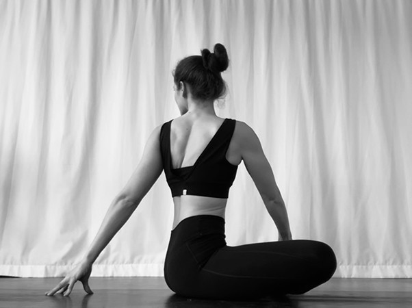 Me Time, Yogi dehnt sich und sorgt somit für Mobilität
