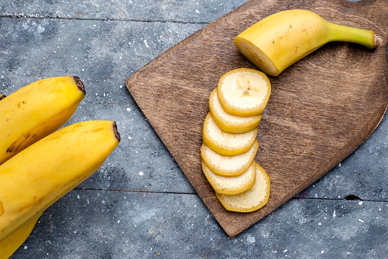 Eine Banane wurde in Scheiben geschnitten, zermatscht ist sie eine tolle Ei-Alternative