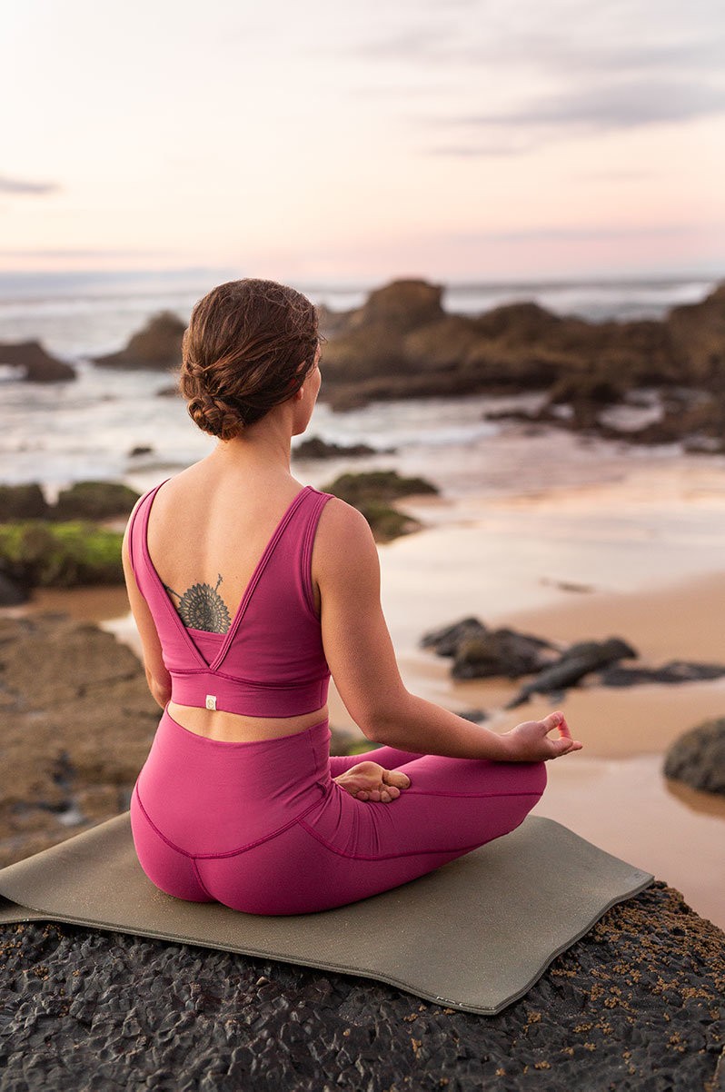 Die 8 wichtigsten Meditationstechniken, Frau sitzt am Strand und meditiert