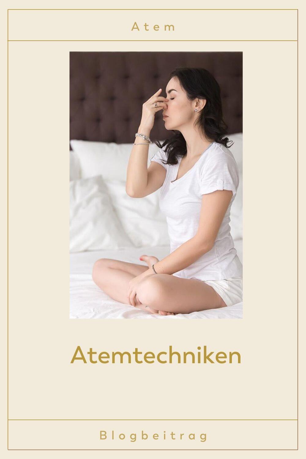 Atemtechniken Eine Frau sitzt auf dem Bett und übt Atemtechniken