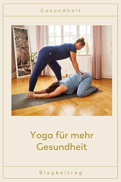 Yoga für mehr Gesundheit Eine Yogalehrerin hilft einer Yogini