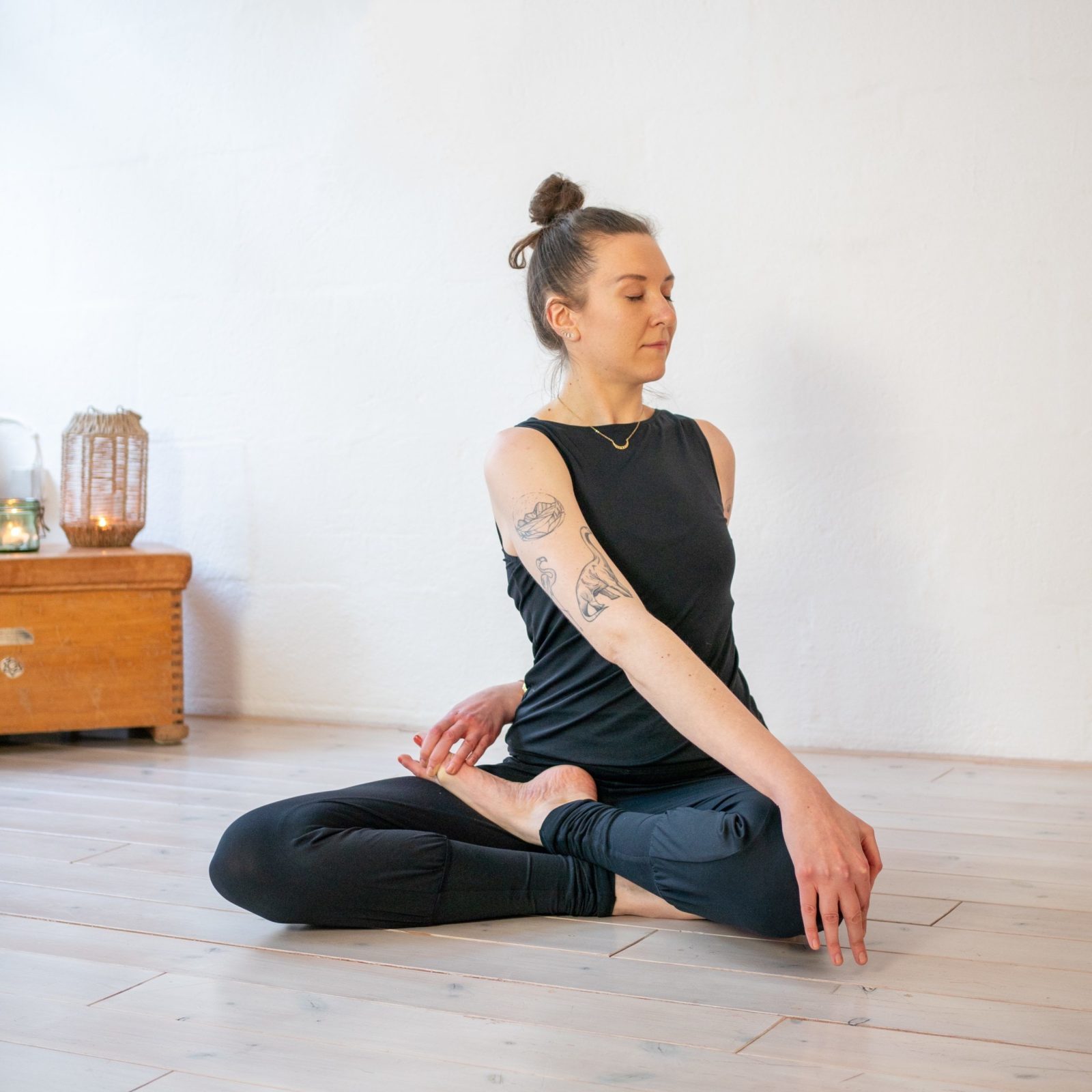 So verbessert Yoga die mentale Gesundheit Yogi sitzt auf dem Boden uns macht Yoga, was die mentale Gesundheit verbessert