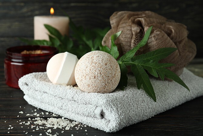 DIY Badekugeln Badekugeln, Blatt und Schwamm liegen auf einem Handtuch
