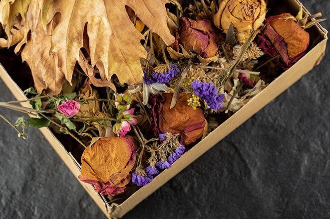Rosenblüten getrocknete Rosenblüten liegen in einer Box