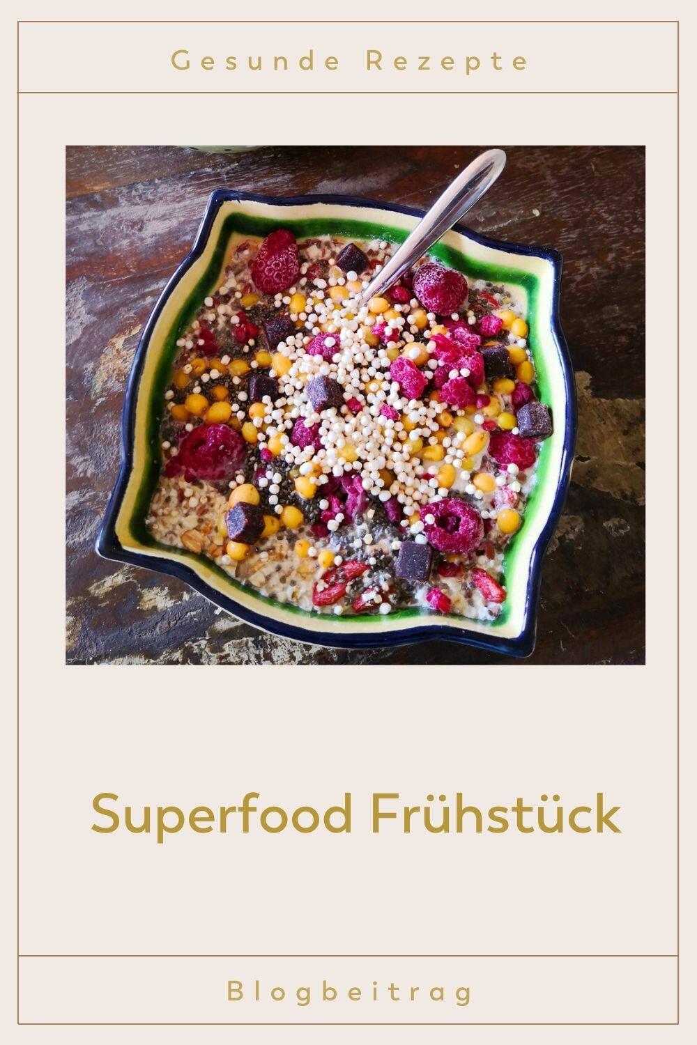 Superfood Frühstück Auf einem Holztisch steht eine Müslischüssel mit verschiedenen Superfoods