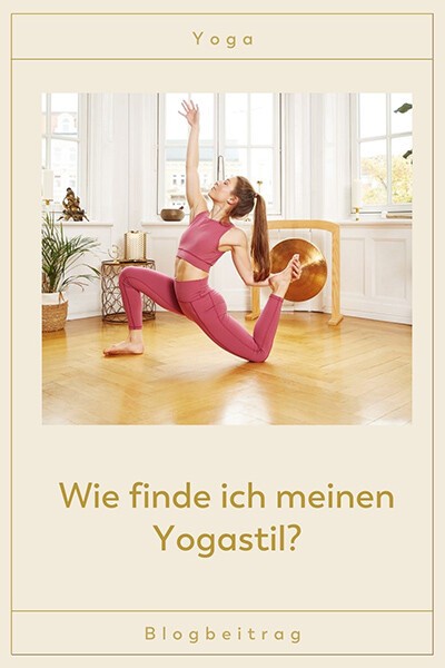 Yogastil Eine Yogini übt in einem Studio eine Yogapose