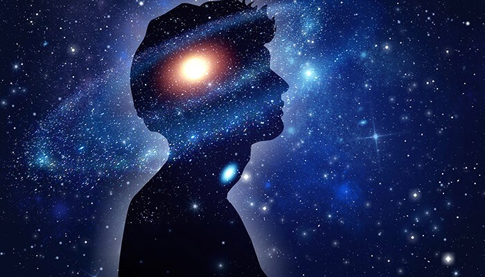 Universum Die Silhouette eines Menschen ist im Universum zu sehen, das hängt mit dem manifestieren zusammen