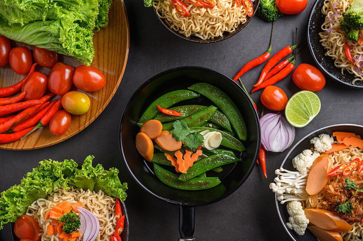 Veganes Essen Ein Tisch ist gedeckt mit den verschiedensten Speisen für ein veganen Lifestyle