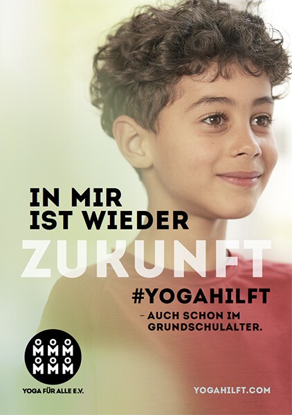 Ein kleiner junge it braunen Haaren lächelt
