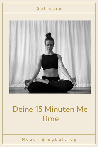 Deine 15 Minuten Me Time, Yogi sitzt im Lotussitz, formt Mudras mit den Händen und meditiert