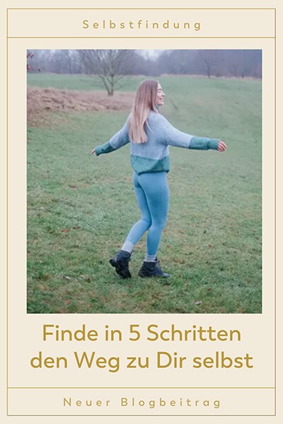 Finde in 5 Schritten den Weg zu Dir selbst (3) Mädchen dreht sich in der Natur auf einer Wiese