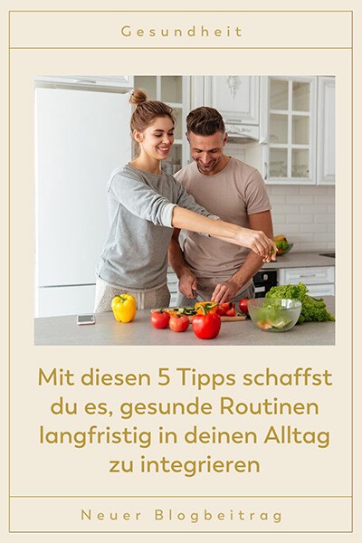 gesunde Routinen Ein Paar baut Gesunde Routinen auf und kocht in einer hellen Küche. Auf der Arbeitsfläche liegt Gemüse