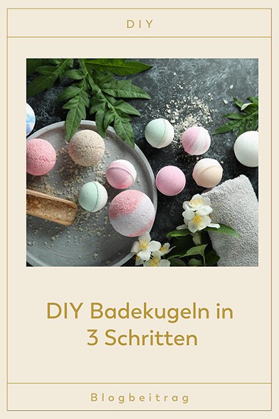 DIY Badekugeln (2) Mehrere Badekugeln liegen auf einem Tisch neben einem Teller