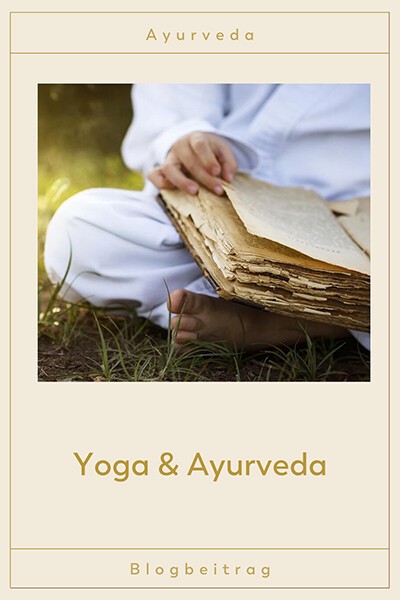 Yoga & Ayurveda Ein Yogi sitzt im Schneidersitz und ließt ein Buch