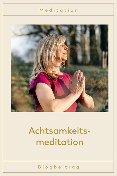 Achtsamkeitsmeditation Eine Frau steht in einem Wald und hat die Hände vor ihrer Brust gefaltet