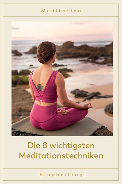 Die 8 wichtigsten Meditationstechniken Eine Yogini sitzt auf einer Yogamatte am Strand und meditiert