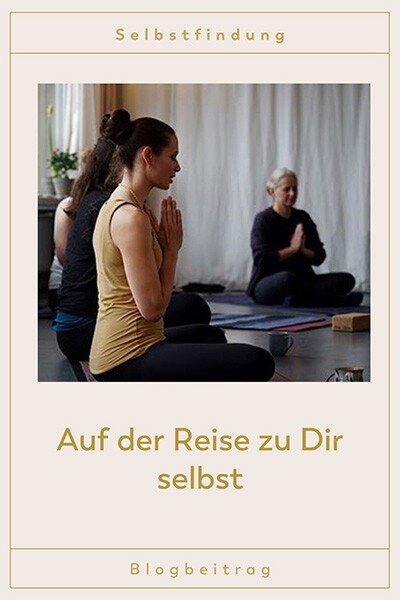 Auf der Reise zu Dir selbst Mehrere Yogis sitzen im Kreis und meditieren