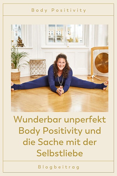 Body Positivity Eine Yogini sitzt auf dem Boden und dehnt sich, sie trägt die Yogahose Lakshmi