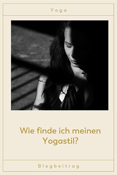 Wie finde ich meinen Yogastil Eine Frau hat ihre Hände vor der Brust gefaltet, sie meditiert und übt Yoga